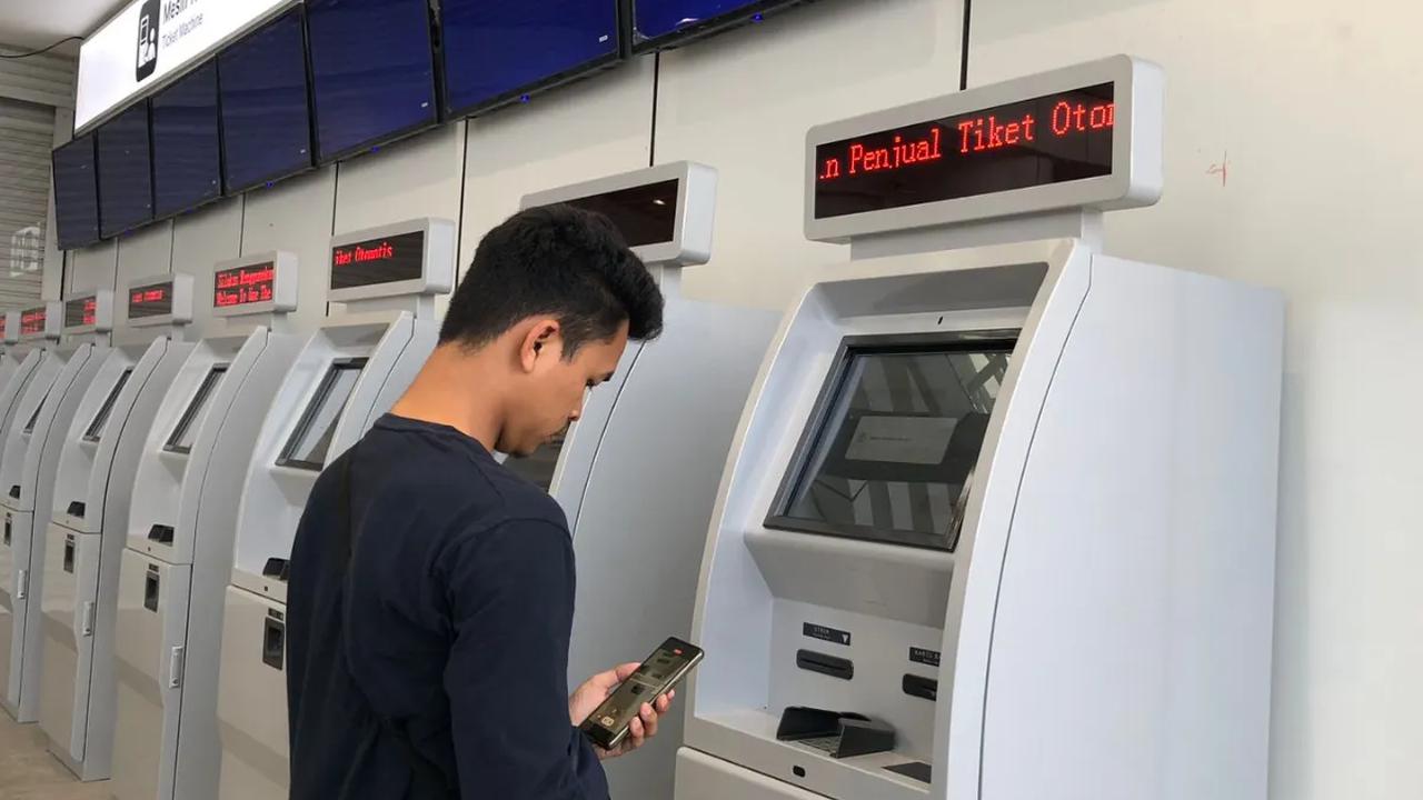 "Menurut saya sebanding sih, karenakan kecepatan dan kenyamannya. Kelas ekonomi juga lumayan," kata Farhan.