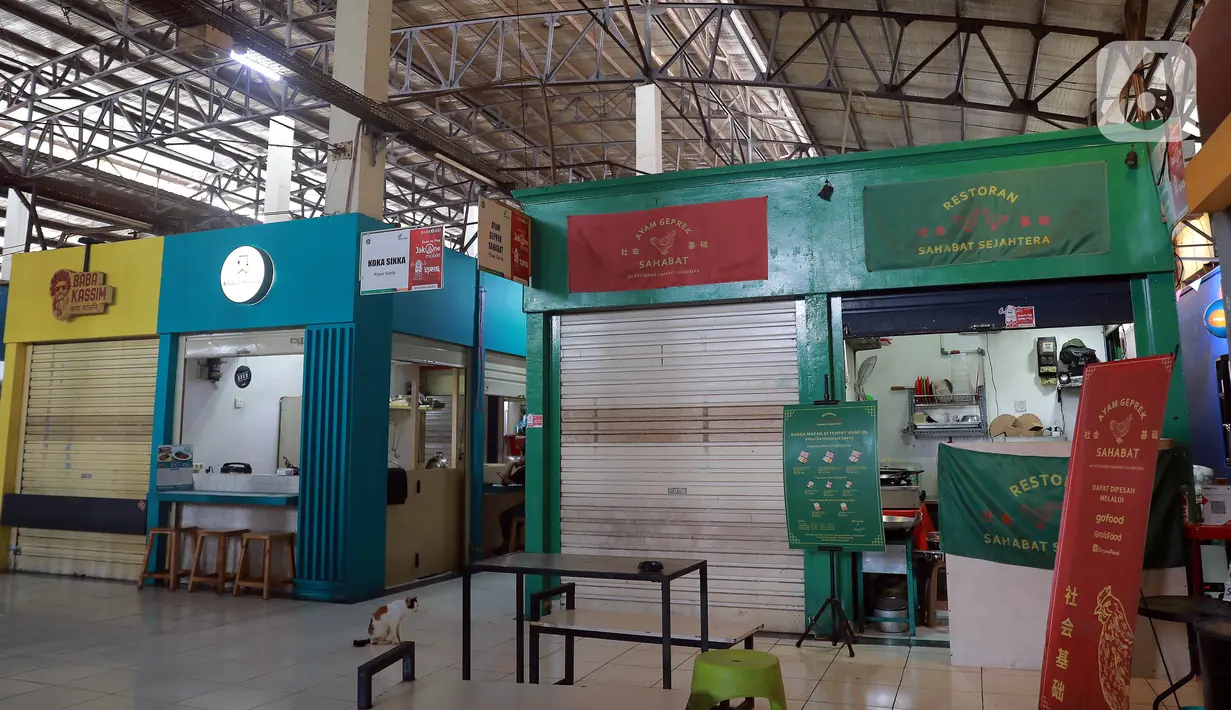 Pantauan Liputan6.com di lokasi, belum terlihat pergerakan ekonomi di Pasar Santa. Namun pada beberapa titik nyatanya banyak kios yang harus tutup akibat tidak mampu membayar biaya operasional. (Liputan6.com/Johan Tallo)