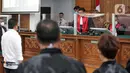 Terdakwa kasus pembunuhan berencana terhadap Brigadir Nopriansyah Yosua Hutabarat atau Brigadir J, Ferdy Sambo (kiri) memberi salam kepada majelis hakim saat tiba untuk menjalani sidang pembacaan putusan sela majelis hakim di Pengadilan Negeri Jakarta Selatan, Jakarta, Rabu (26/10/2022). Majelis Hakim Pengadilan Negeri Jakarta Selatan resmi menolak nota keberatan atau eksepsi terdakwa Ferdy Sambo terkait kasus dugaan pembunuhan berencana Brigadir J. (Liputan6.com/Faizal Fanani)