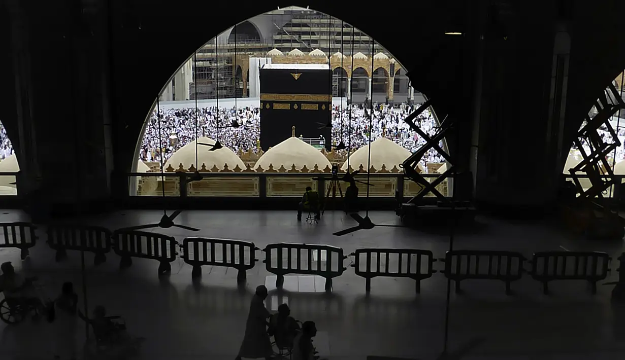 Ribuan jemaah Muslim mengelilingi Kakbah selama bulan haji di Masjidil Haram, Mekah, Arab Saudi (24/2/2020). Arab Saudi menghentikan sementara izin umrah karena kekhawatiran tentang epidemi virus corona COVID-19 hanya beberapa bulan sebelum musim haji. (AP Photo/Amr Nabil)