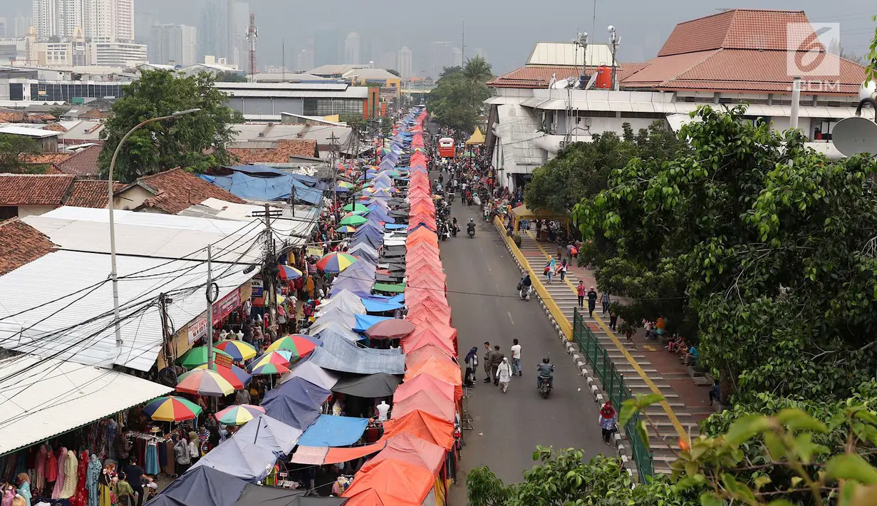 Pemandangan pedagang kaki lima (PKL) di depan Stasiun Tanah Abang, Jakarta, Kamis (3/5). Diberikannya izin berjualan di kawasan tersebut menyebabkan fungsi trotoar dan jalan raya beralih fungsi. (Liputan6.com/Immanuel Antonius)