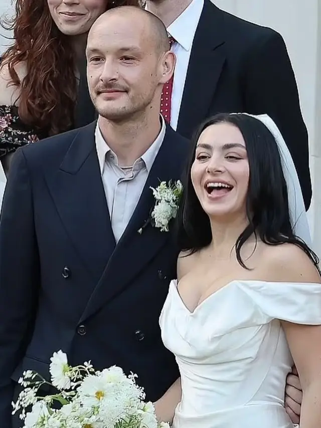 Gaya Anti Mainstream Charli XCX Saat Menikah dengan Drummer The 1975, Pakai Mini Dress Plus Kacamta Hitam