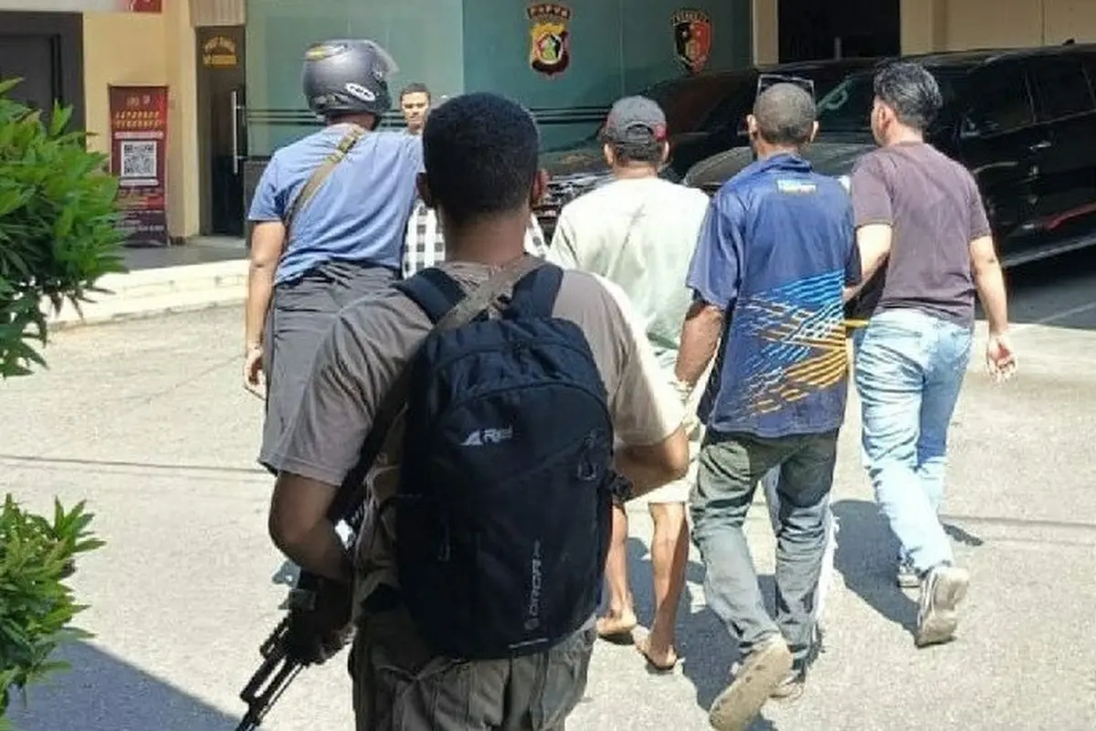 Satuan Tugas Operasi Damai Cartenz (Satgas ODC) saat menangkap  lima orang yang diduga terlibat dalam jaringan peredaran senjata api untuk kelompok kriminal bersenjata (KKB). (Dok. Antara)