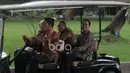 Ketua Umum PSSI, Edy Rahmayadi dan Waketum PSSI, Djoko Driyono menggunakan mobil listrik sebelum bertemu Presiden RI, Joko Widodo di Istana Merdeka, (19/12/2016). (Bola.com/Nicklas Hanoatubun)