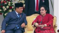 Potret keakraban Menhan Prabowo Subianto dengan Presiden ke-5 RI Megawati Soekarnoputri saat menghadiri upacara HUT ke-77 RI. (Youtube Sekretariat Presiden)