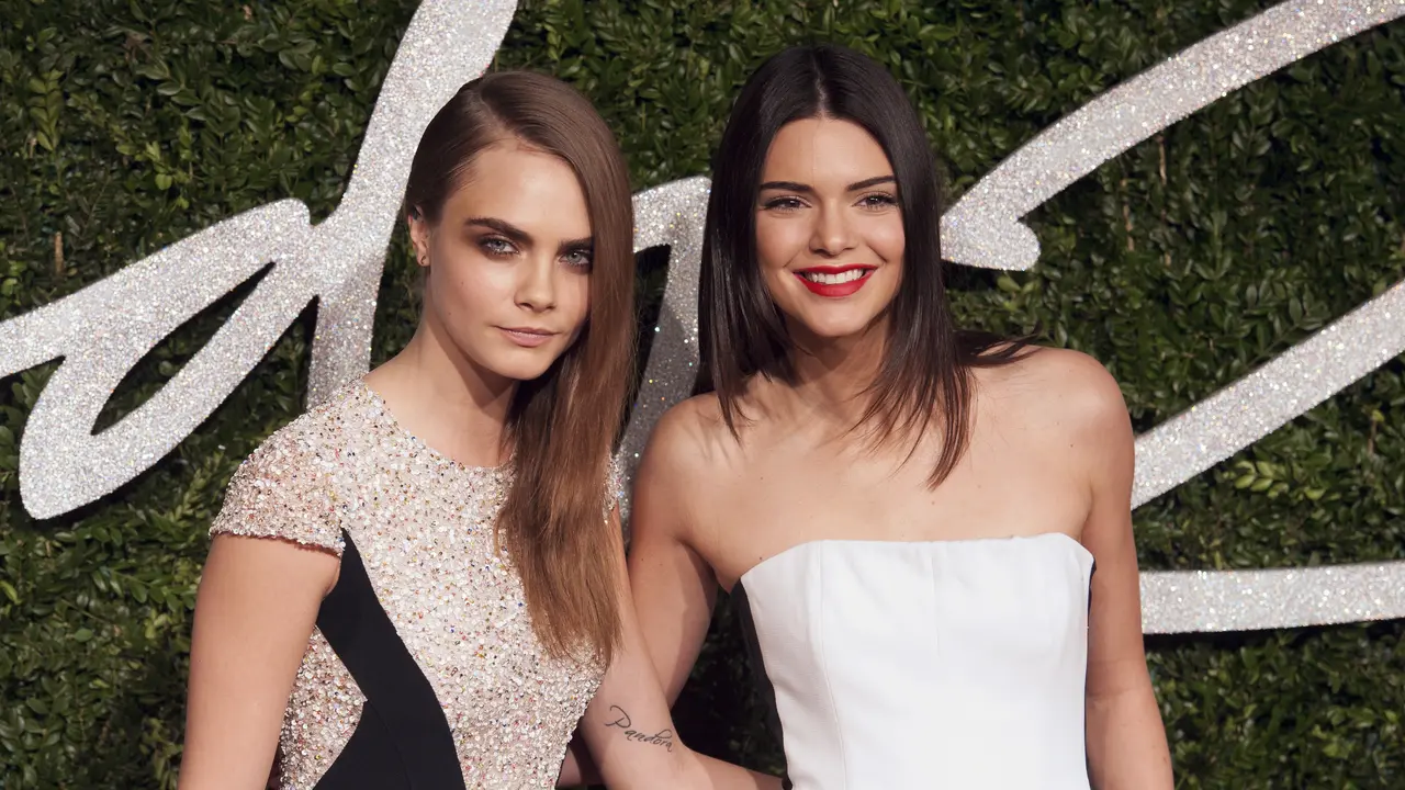 [Bintang] Kendall Jenner dan Cara Delevingne