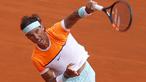 Rafael Nadal melepaskan pukulan keras kontra Novak Djokovic (REUTERS/Jean-Paul Pelissier)