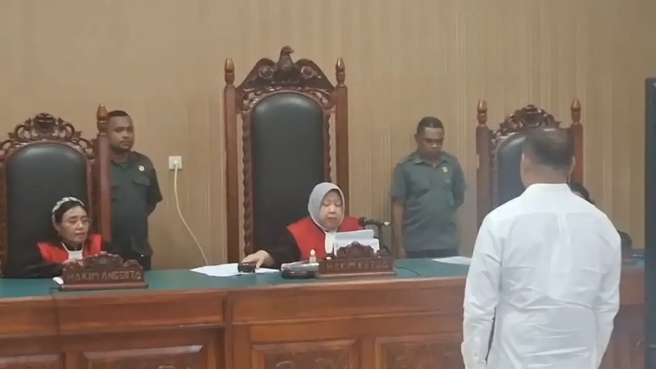 Anggota DPRD Kota Kupang Mokrianus Imanuel Lay menjalani sidang kasus penelantaran anak dan istri. (Liputan6.com/Ola Keda)