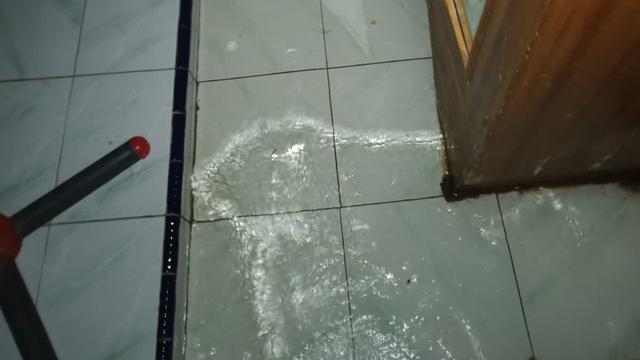 Genangan air di rumah warga