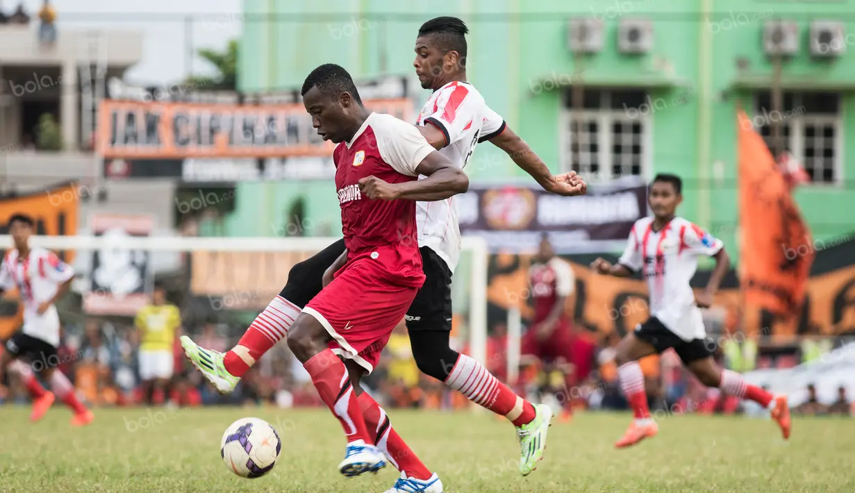 Striker Persija, Patrick da Silva, berusaha lepas dari pemain Barito Putera pada laga ujicoba di Stadion Bea Cukai, Jakarta, Selasa (5/4/2016). Kedua tim bermain imbang 2-2. (Bola.com/Vitalis Yogi Trisna)