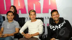 Tanta Ginting , Adipati Dolken dan Tora Sudiro menghadiri acara syukuran film '3 Dara' di kawasan Kebon Jeruk, Jakarta, Rabu (6/5/2015). Film ‘3 Dara’ menceritakan tentang tiga orang lelaki yang terkena kutuk menjadi feminim. (Liputan6.com/Faisal R Syam)