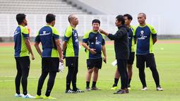 Pelatih Timnas Indonesia U-20, Indra Sjafri sedang berdiskusi dengan para asistennya pada sesi latihan di Stadion Madya, Gelora Bung Karno, Jakarta, Rabu (5/2/2025). (Bola.com/Abdul Aziz)