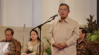 Menko bidang Perekonomian Darmin Nasution memberikan sambutan saat raker di Istana Negara, Jakarta, Rabu (21/10/2015). Raker membahas Pilkada Langsung 2015, serapan anggaran di daerah dan dana desa. (Liputan6.com/Faizal Fanani)