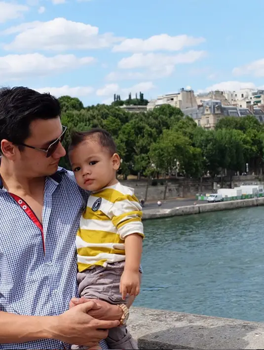 Christian Sugiono dan si buah hati berlibur di Paris. (Photo : Instagram)