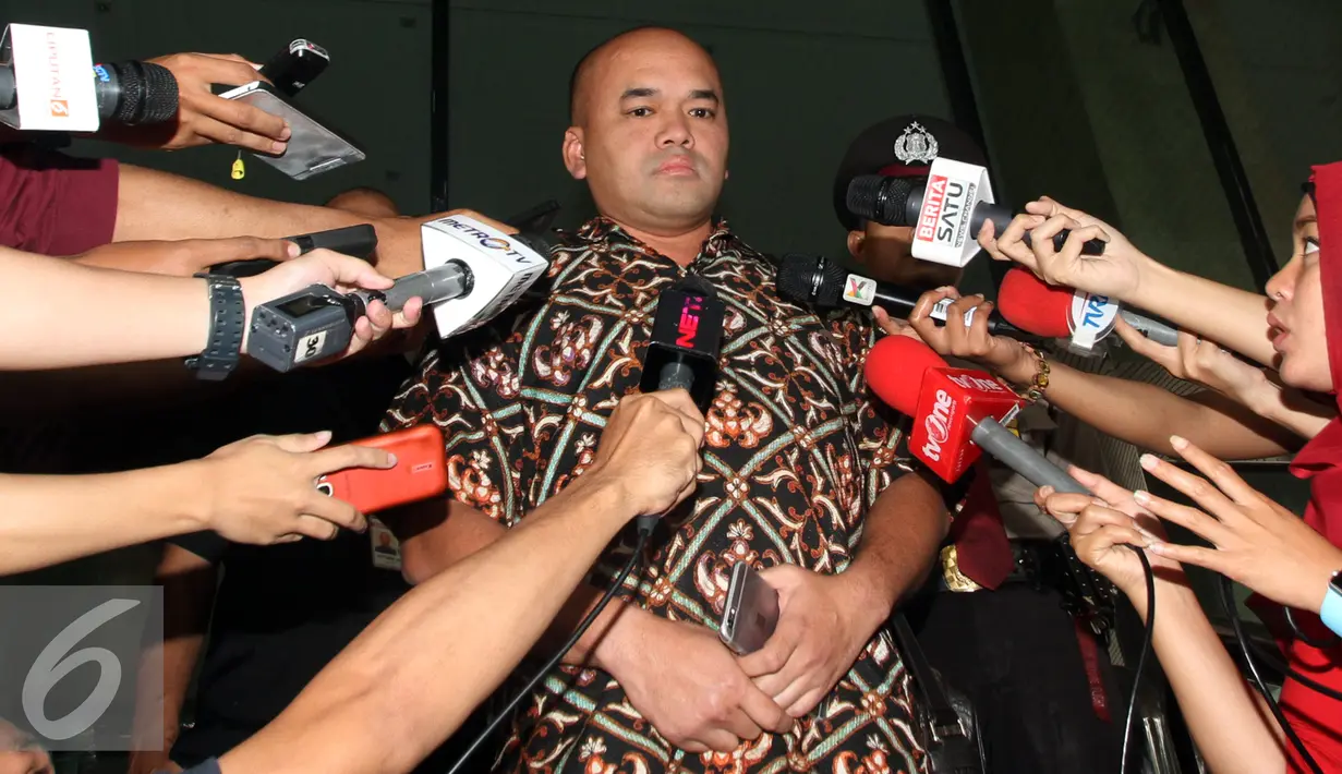 Kepala Dinas Tata Air Pemerintah Provinsi DKI Jakarta Teguh Hendrawan saat ditanya awak media usai menjalani pemeriksaan sebagai saksi untuk tersangka Mohamad Sanusi di Gedung KPK, Jakarta, Rabu (13/7). (Liputan6.com/Johan Tallo)