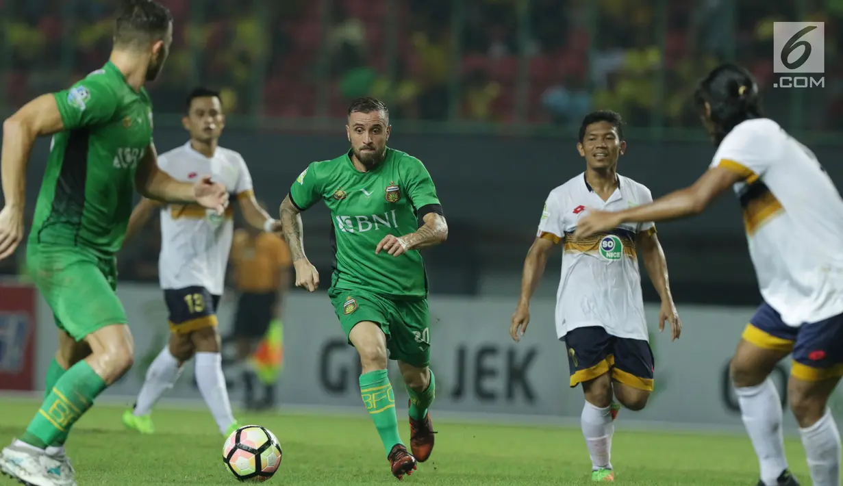 Gelandang Bhayangkara FC, Paulo Sergio Moreira Goncalves berlari menembus pertahanan Persela pada lanjutan Liga 1 Indonesia di Stadion Patriot Candrabhaga, Bekasi, Jumat (27/10). Bhayangkara FC unggul 3-1. (Liputan6.com/Helmi Fithriansyah)