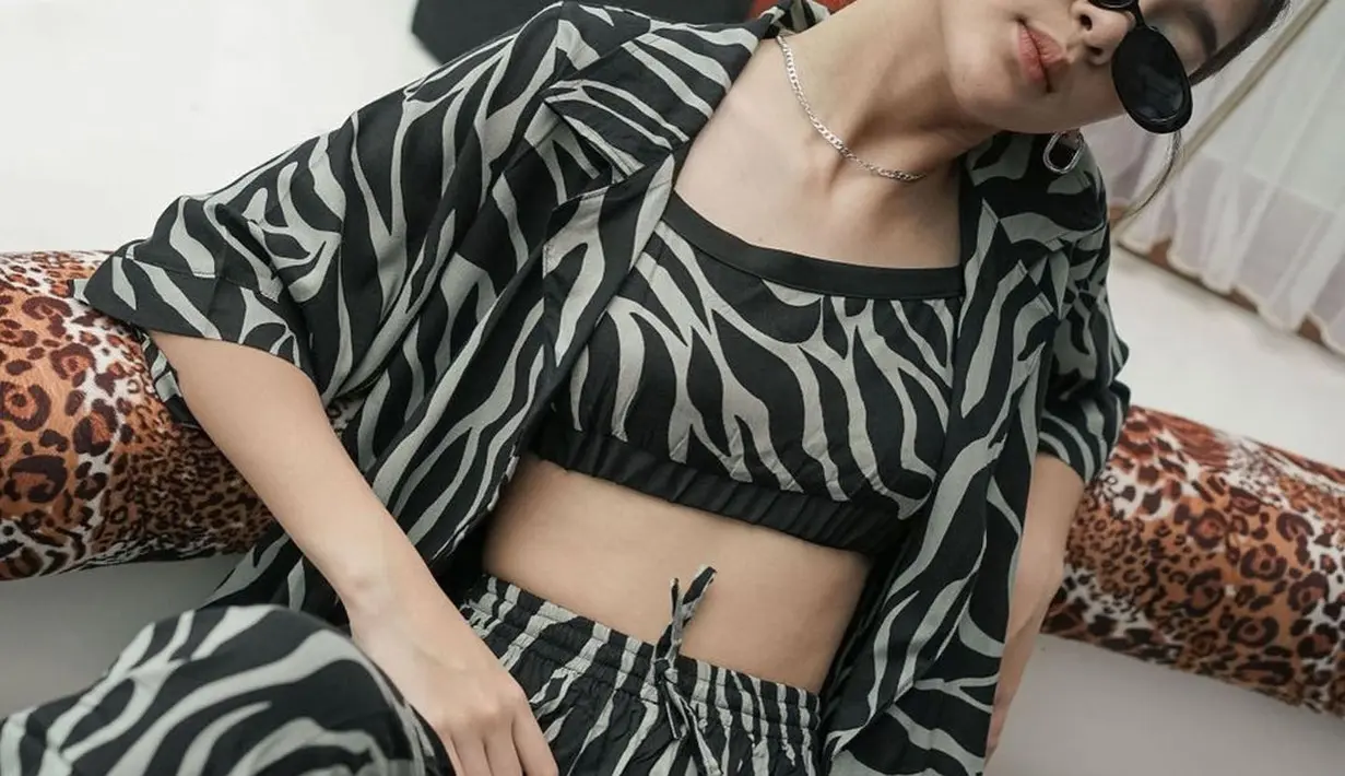 Kayra kembali memesona dalam balutan set outfit dan riasan wajah minimalis. Outfitnya terdiri dari cropped top, celana panjang, dan kemeja yang semuanya bermotif zebra berwarna abu-abu dan hitam. Riasan wajah minimalis jelas tak mengurangi kecantikannya, Kayra menambahkan detail sunglasses dan kalung rantai kecil sebagai pemanis. Foto: Instagram.