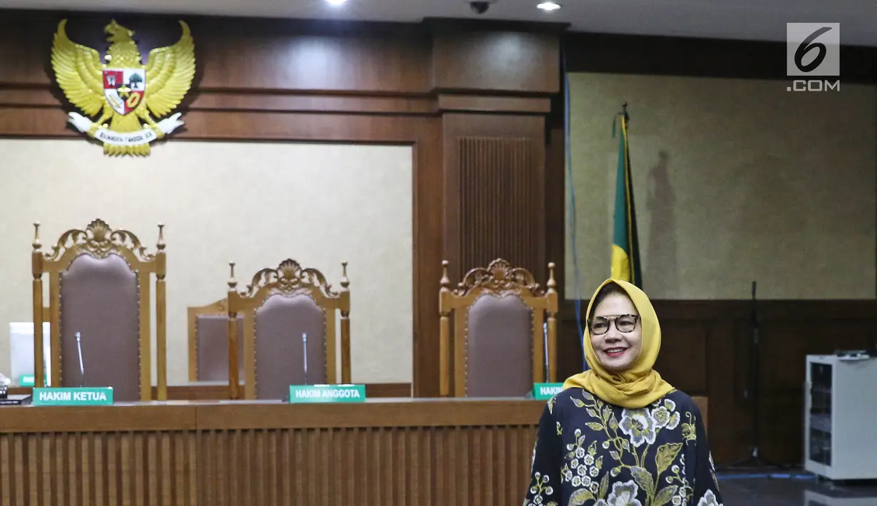 Terdakwa kasus dugaan korupsi investasi perusahaan di blok BMG Australia tahun 2009, Karen Agustiawan tersenyum saat bersiap menjalani sidang lanjutan dengan agenda pembacaan putusan oleh majelis hakim di Pengadilan Tipikor, Jakarta, Senin (10/6/2019). (Liputan6.com/Herman Zakharia)
