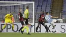 Striker Lazio, Joaquin Correa (kanan) melepaskan tendangan yang berbuah gol pertama timnya ke gawang AC Milan dalam laga lanjutan Liga Italia 2020/2021 pekan ke-33 di Olimpico Stadium, Roma, Senin (26/4/2021). Lazio menang 3-0 atas AC Milan. (AP/Gregorio Borgia)
