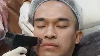 Anwar BAB melakukan perawatan wajah (ist)