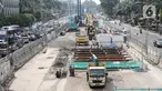 Suasana saat para pekerja menyelesaikan proyek Moda Raya Terpadu (MRT) Fase II di Jalan MH Thamrin, Jakarta, Selasa (19/7/2022). Proyek MRT Jakarta Fase 2 CP 201 rute Stasiun Thamrin-Stasiun Monas telah mencapai 40,25 persen. (Liputan6.com/Faizal Fanani)