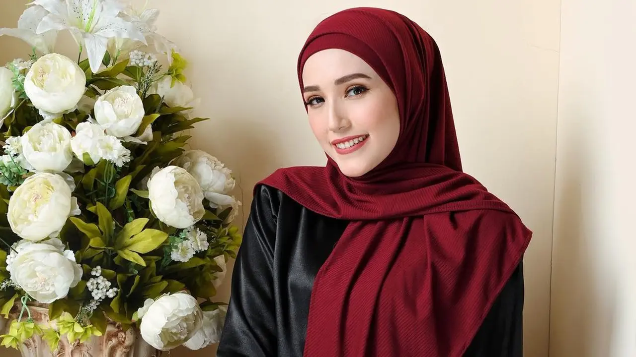 Penampilan Istri Pasha Ungu, Adelia Stylish Dibalut Hijab
