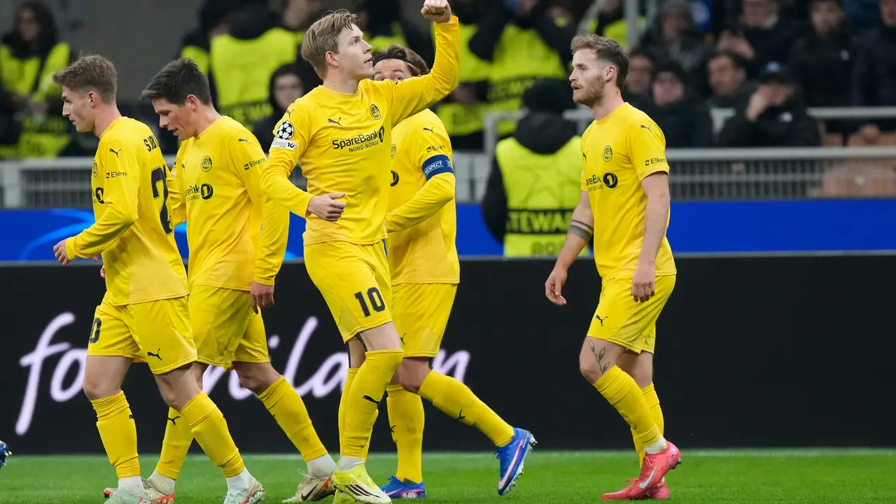 Pemain Bodo/Glimt Jens Petter Hauge (tengah) merayakan gol lawan Inter