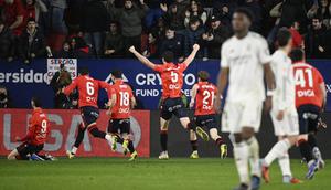 Momen Osasuna menjebol gawang Real Madrid dalam laga jornada 25 La Liga Spanyol di El Sadar, Minggu (22/2/2026) dini hari WIB. (ANDER GILLENEA / AFP)