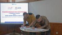 Direktur Utama Berdikari Harry Warganegara (kiri) dan Ketua Umum DEIT Annar Salahudin (kanan) saat menandatangani nota kesepahaman di kantor Berdikari, Jakarta, Kamis (16/7). (dok: Berdikari)