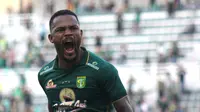 Striker Persebaya Surabaya, Paulo Victor mencetak gol pertama dalam pekan keempat BRI Liga 1 2023/2024 di Stadion Gelora Bung Tomo, Surabaya, Minggu (23/7/2023). (Bola.com/Aditya Wany)