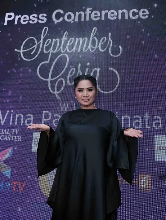"Pastinya akan ada perbedaan walaupun perbedaan itu mungkin saja orang bilang nggak terlalu jauh bedanya. Ya karena materinya mama Ina," kata Vina Panduwinata dalam jumpa persnya di Balai Sarbini, Jakarta Selatan, Rabu (23/8). (Deki Prayoga/Bintang.com)