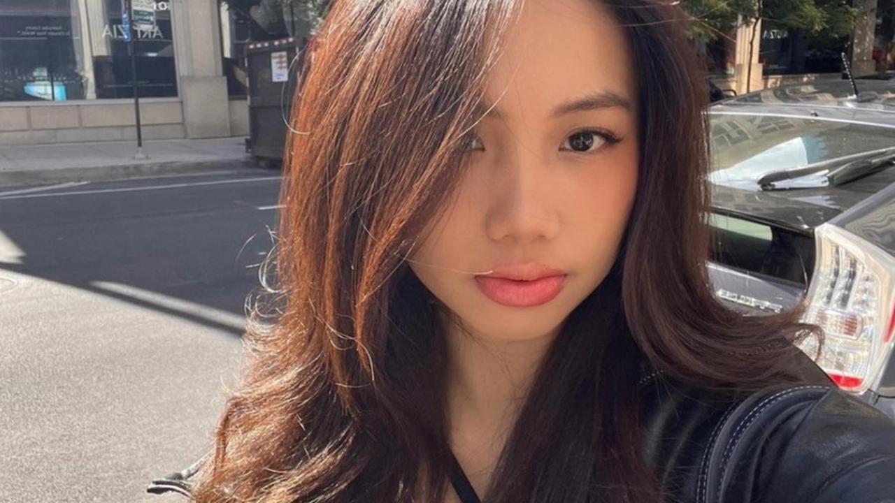 Meski Ririn populer di industri hiburan, perhatian media jarang menyentuh Jasmine yang tak mengikuti jejak ibunya.