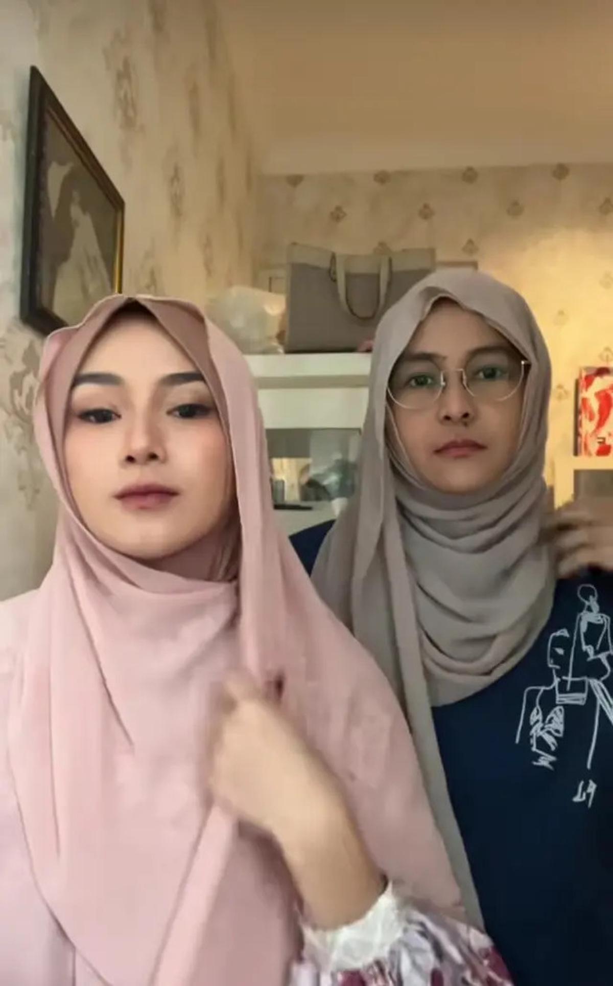7 Potret Dara dan Mita Band Rock The Virgin Berhijab, Tampil Kalem