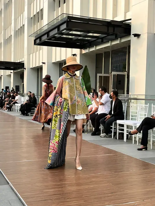 <p>Ia juga selalu berhati-hati dalam menjaga unsur estetika dan filosofi motif yang menjadi identitas kekayaan batik, terutama dalam menerapkan pola atau memotong kain. Sehingga identitas dan makna motif tetap dapat dipahami, meski hanya disuguhkan parsial atau secara keseluruhan. / Foto: Adinda Tri Wardhani- Fimela.com.</p>