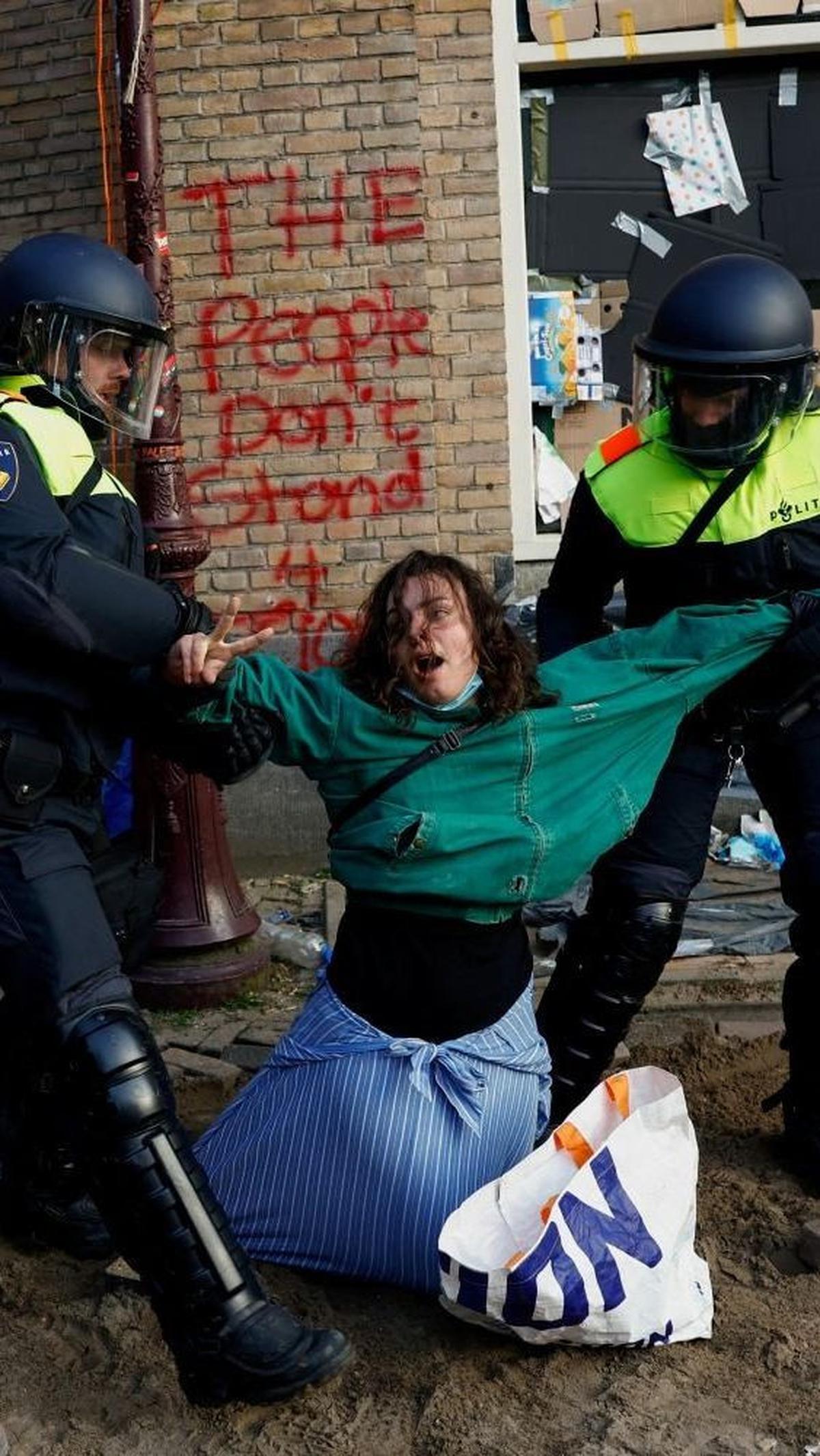 Aksi demo yang berakhir dengan kericuhan berlangsung sejak hari Selasa pagi. Foto: REUTERS / Piroschka van de Wouw<br>