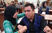 Momen Haru Anak Korban Bom Surabaya Lolos jadi Polwan, Ucap Syukur Sambil Peluk dan Cium Sang Ayah