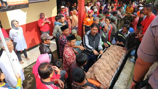 Prosesi pemakaman jenazah empat anak korban longsor Jingkang. (Foto: Liputan6.com/Dinkominfo Purbalingga/Muhamad Ridlo)