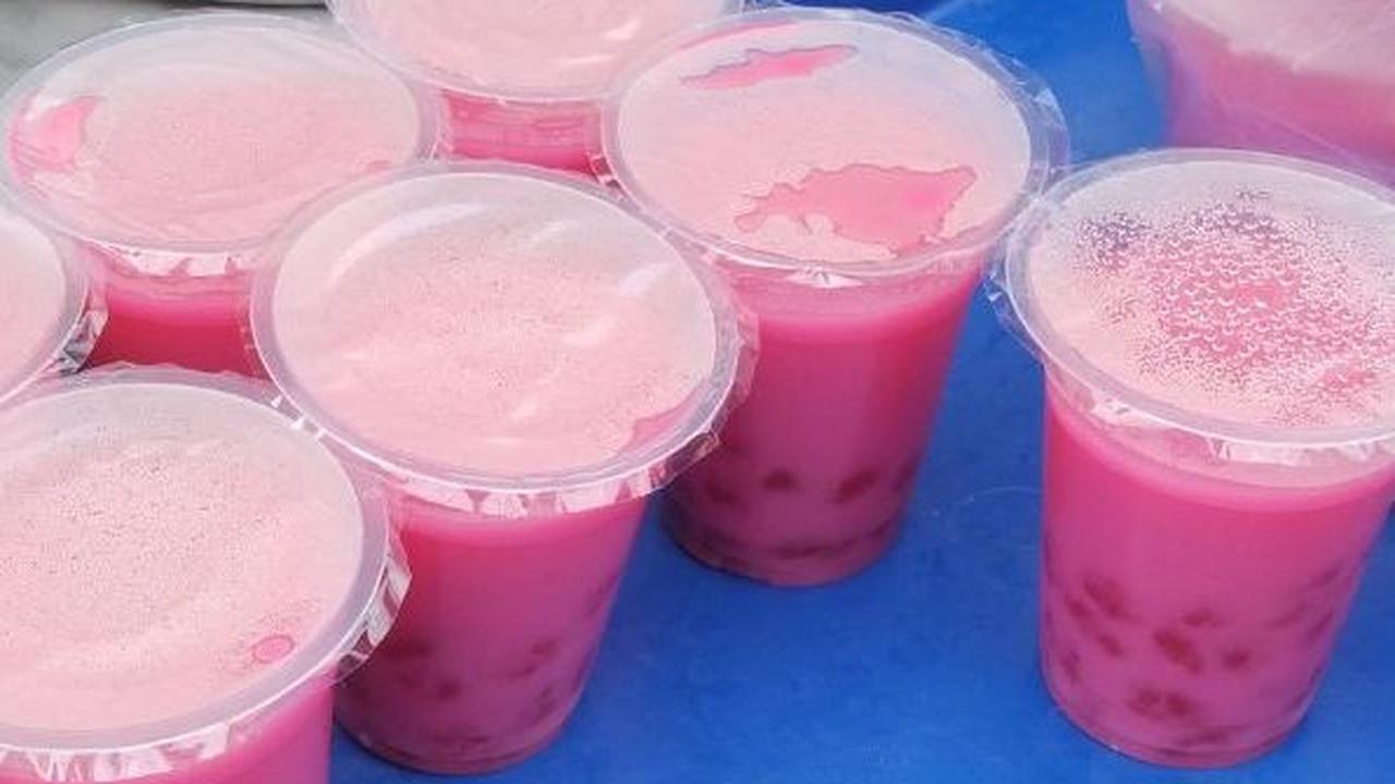 Takjil menjadi makanan yang banyak diburu oleh umat muslim saat berpuasa. Rupanya pencarian makanan berbuka ini tak hanya dilakukan oleh umat muslim, namun juga non-muslim. Oleh karena itu, tren War Takjil menjadi hangat diperbincangkan selama bulan Ramad