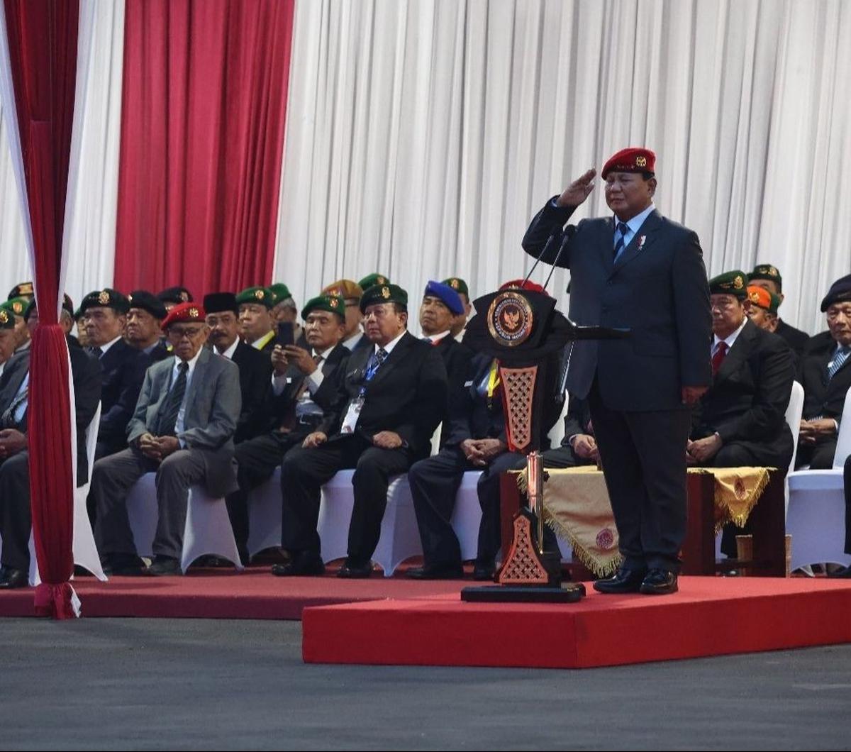 Menteri Pertahanan RI Prabowo Subianto selaku Inspektur Upacara (Irup) pimpin Upacara Parade Senja di Lapangan Bela Negara, Kementerian Pertahanan, Jakarta, Sabtu (4/5/2024). Foto: Dok. Menhan<br>
