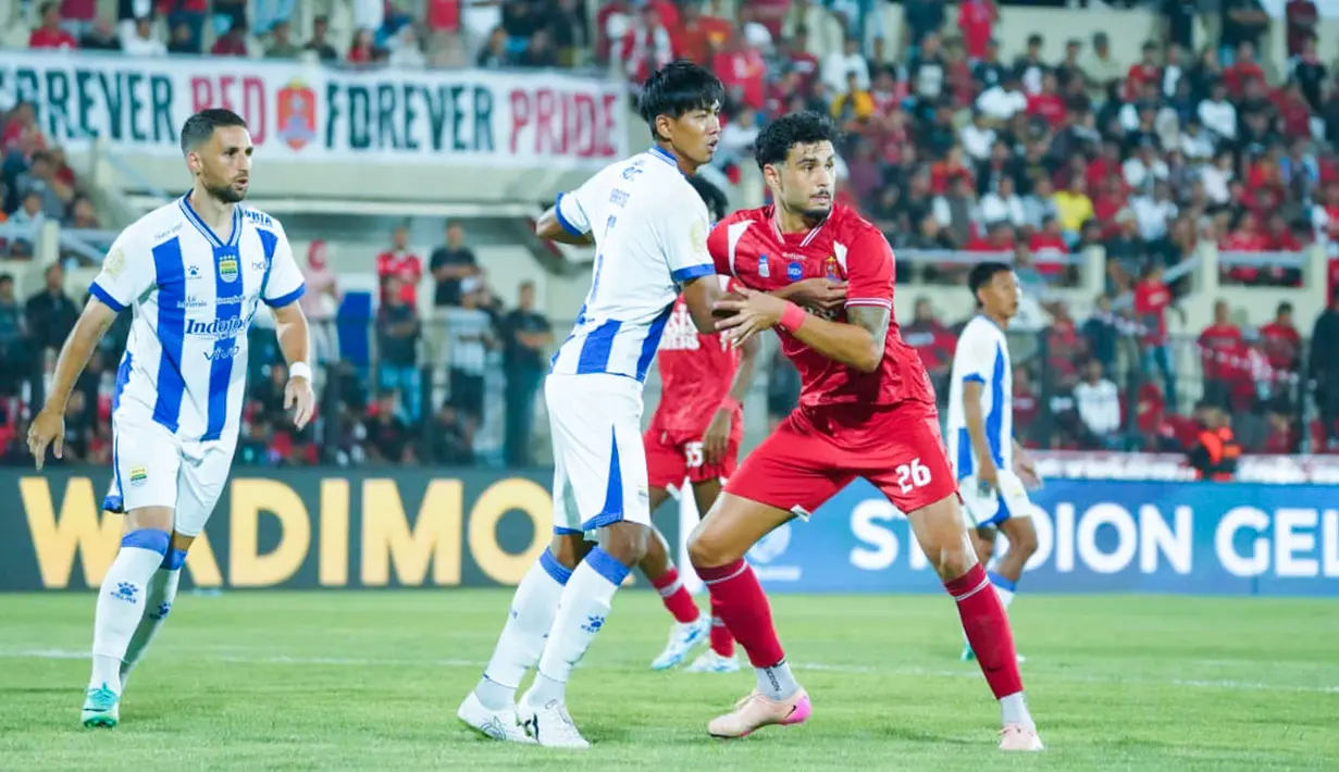 Persib merupakan juara dua kali beruntun Liga 1 Indonesia sementara Persijap untuk pertama kalinya bertanding di kasta teratas Liga Indonesia sejak terdegradasi pada akhir musim 2014. (Dok. Persijap)