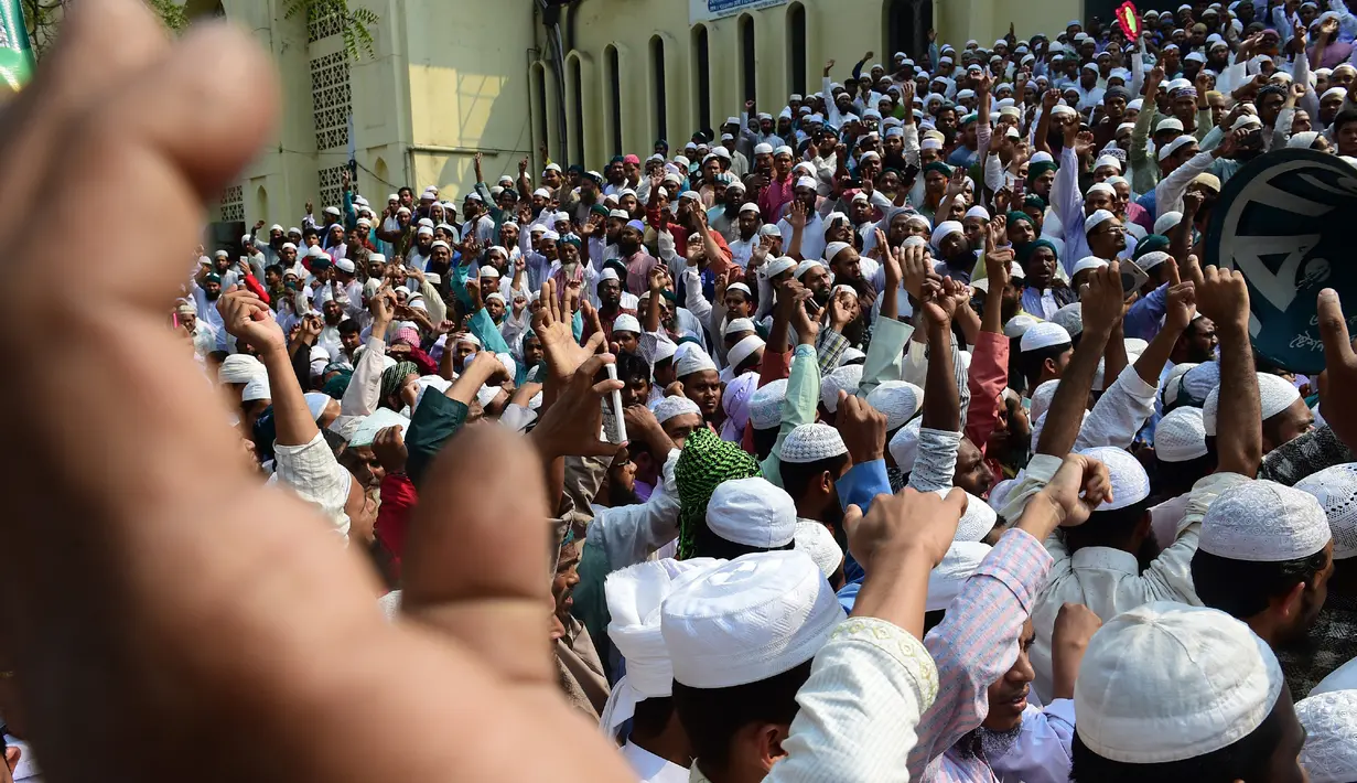 Pengunjuk rasa memenuhi jalan di depan Mahkamah Agung, Dhaka, Bangladesh, Jumat (3/3). Patung dewi keadilan yang tertutup matanya tersebut dianggap telah sangat mengganggu masyarakat Muslim. (AFP PHOTO / Stringer)