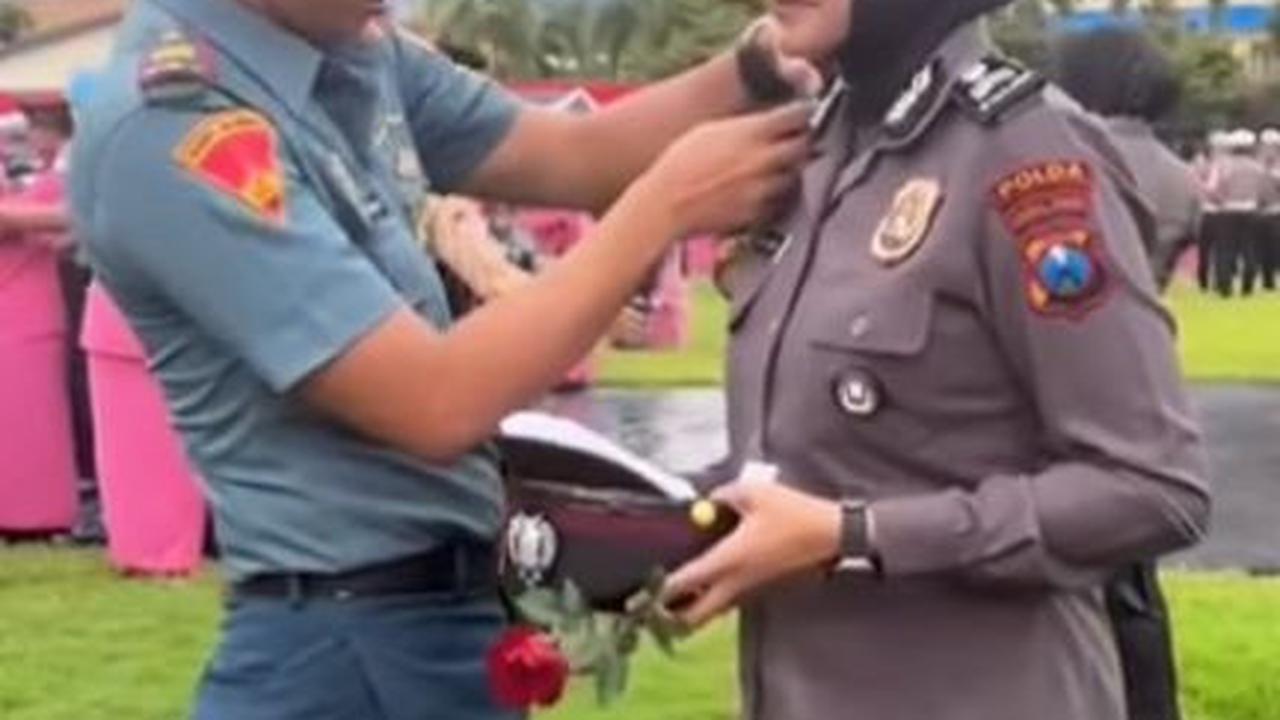 Perwira Marinir Bawa Mawar Merah di Kenaikan Pangkat Istrinya, Sang Polwan Cium Bunga Momennya Romantis jadi Sorotan