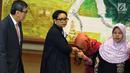 Siti Aisyah mencium tangan Menteri Luar Negeri Retno Marsudi di Kemenlu, Jakarta, Senin (11/3). Siti Aisyah kembali ke Indonesia setelah dibebaskan Pengadilan Tinggi Shah Alam terkait kasus dugaan pembunuhan Kim Jong-Nam. (Liputan6.com/Johan Tallo)