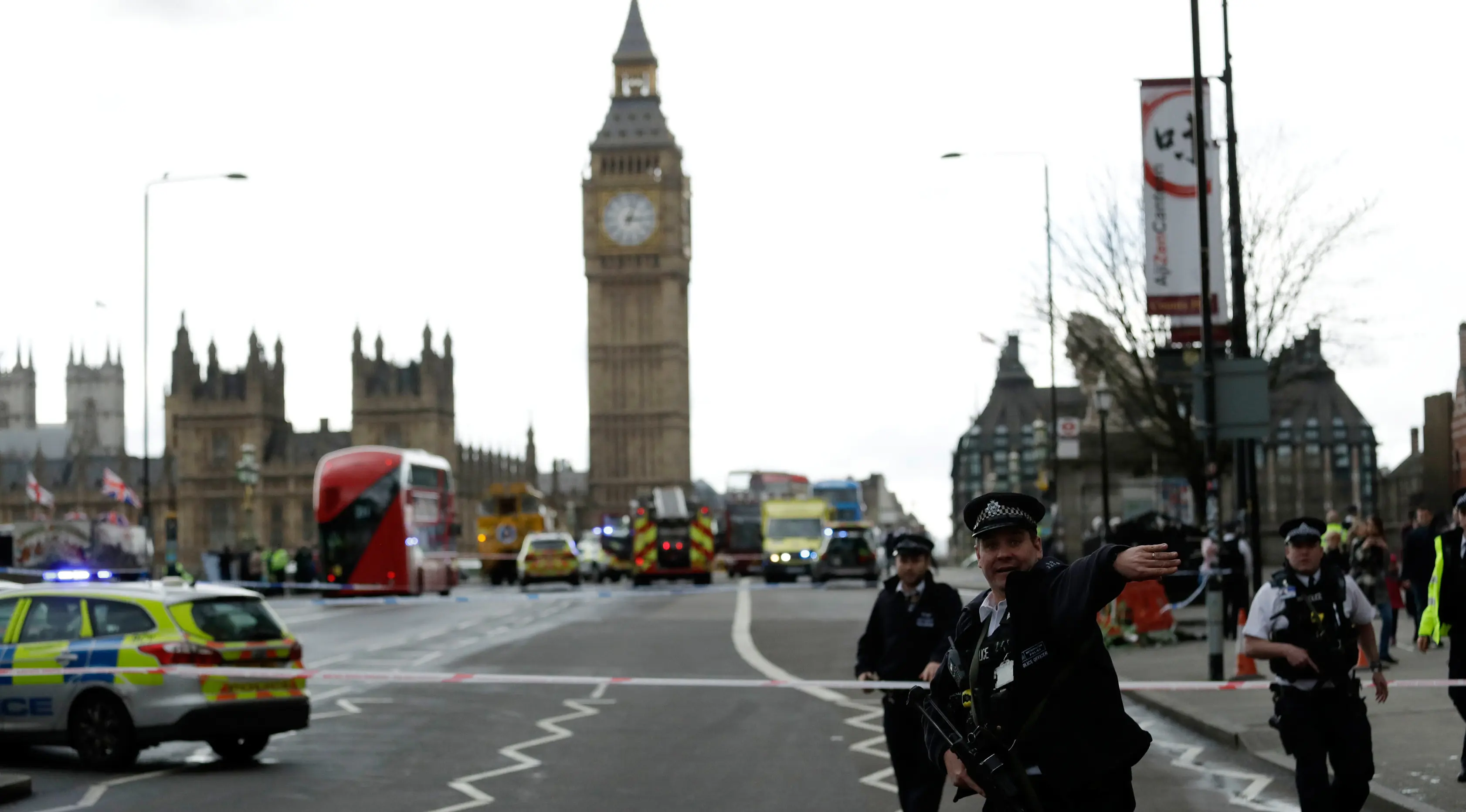 Pada 22 Maret 2017, teror terjadi di Inggris. Seorang pria menabrakkan mobil ke arah pejalan kaki di Jembatan Westminster, London dan menewaskan 4 orang. Setelah itu, ia menabrak pagar Gedung Parlemen dan menikam seorang polisi. (AP Photo/Matt Dunham)