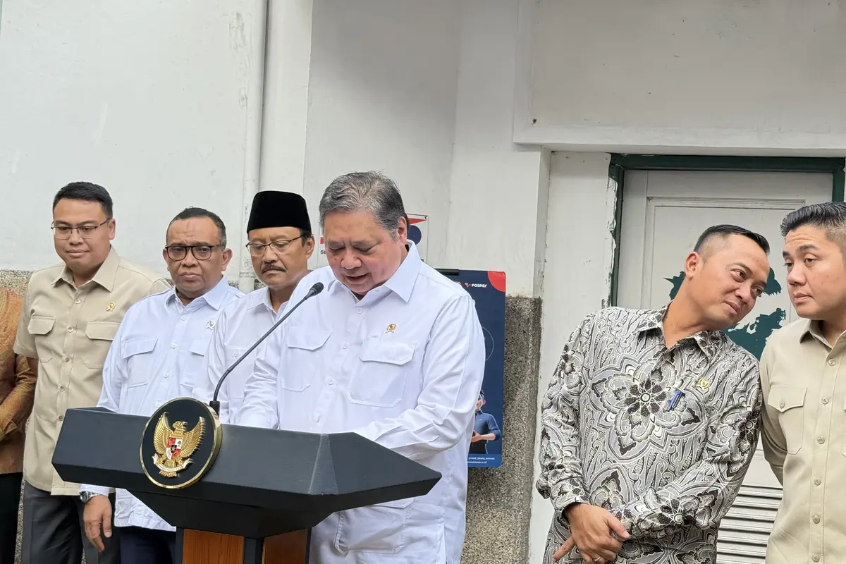 Menteri Koordinator Bidang Perekonomian Airlangga Hartarto mengumumkan paket stimulus ekonomi lanjutan di Kantor Pos Indonesia, Cikini, Jakarta Pusat, Jumat (17/10/2025). (Liputan6.com/Lizsa )