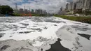 Busa menyelimuti sebagian Sungai Pinheiros di Sao Paulo, 22 Oktober 2020. Akibat pembuangan limbah domestik dan limbah padat selama bertahun-tahun, pemerintah Sao Paulo kembali mencoba membersihkan Sungai Pinheiros yang dianggap sebagai salah satu paling tercemar di Brasil. (AP/Andre Penner)
