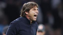 Kejadian tersebut bermula saat Harry Kane mencetak gol di menit ke-90+4. Gol yang seharusnya bisa memastikan Tottenham menang di kandang sendiri dan melaju ke babak gugur. (AP/Ian Walton)