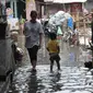 Hujan yang mengguyur Jakarta dan sekitarnya sejak malam hari membuat pemukiman warga kelurahan Rawa Terate terendam banjir setinggi 30 cm. (merdeka.com/imam Buhori)