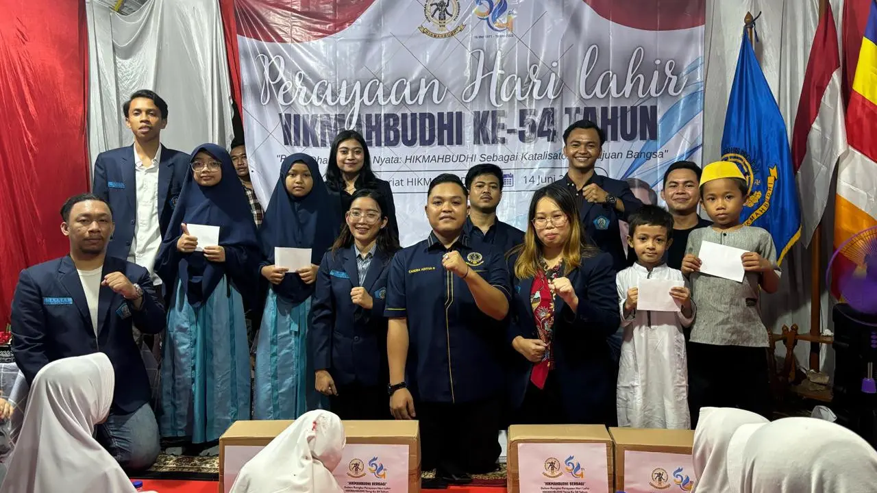 Himpunan Mahasiswa Buddhis Indonesia (Hikmahbudhi) mememperingati hari lahir yang ke-54 lewat pembagian paket sembako kepada masyarakat yang membutuhkan serta pemberian santunan kepada anak-anak dari panti asuhan (Istimewa)