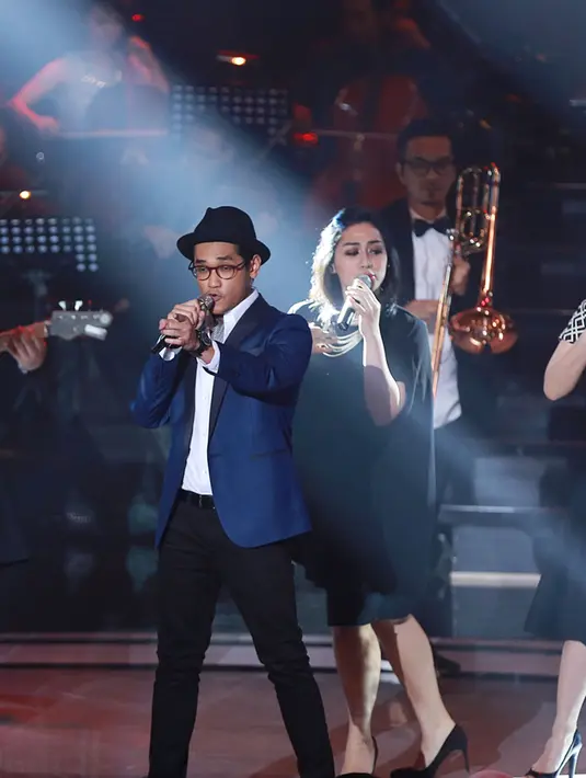 Konser semakin meriah karena Afgan ditemani beberapa perempuan cantik diatas panggung.  (Deki Prayoga/Bintang.com)